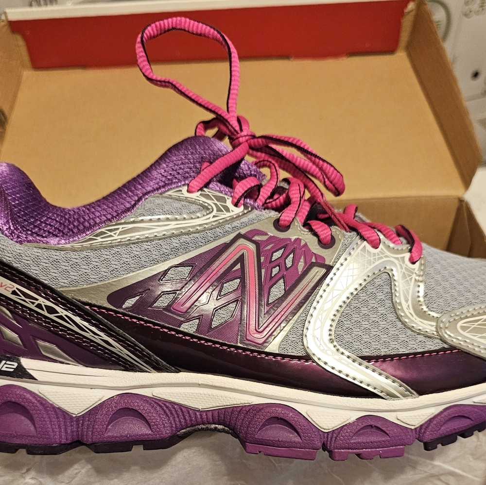New Balance woman's sneakers size 7.5 Silver and purple